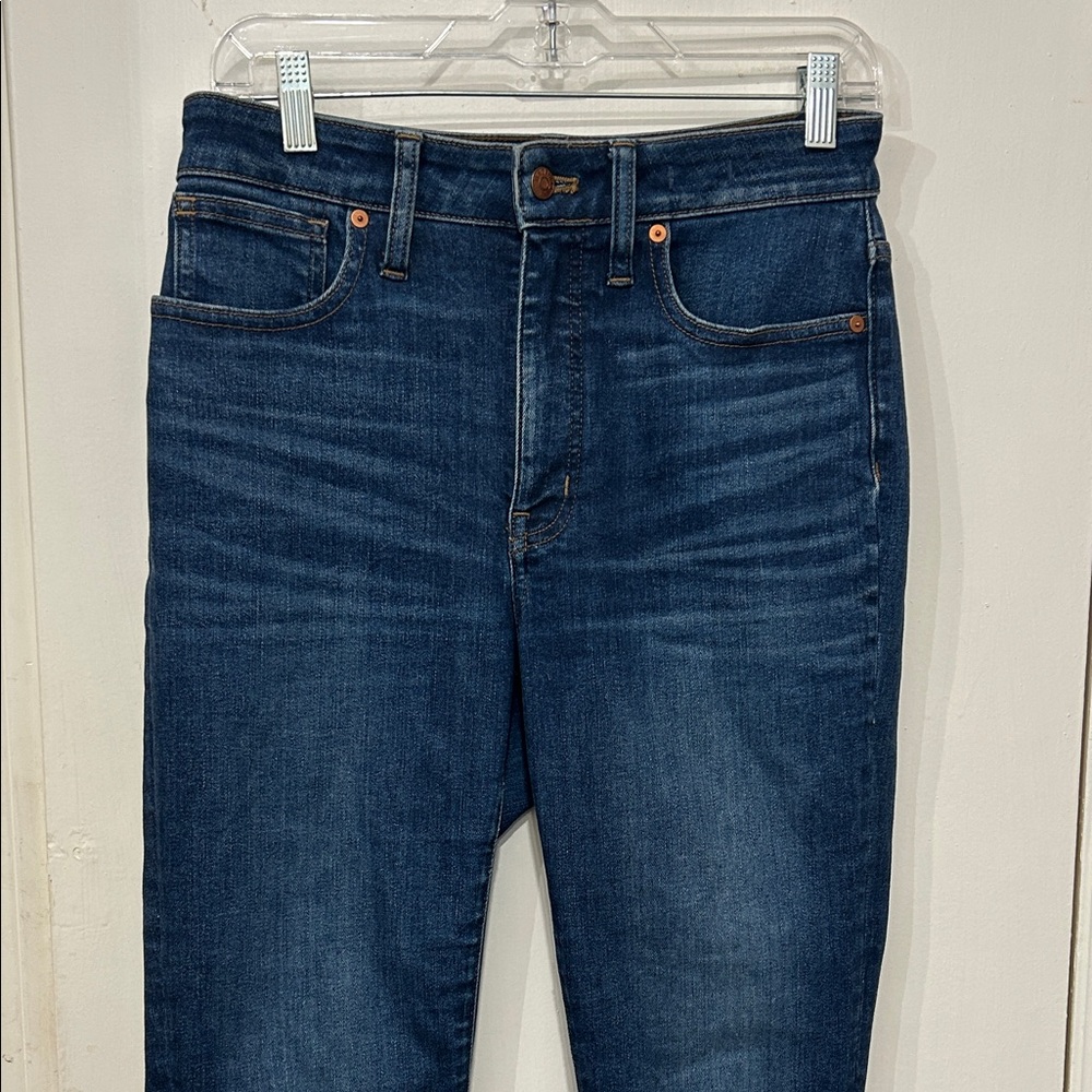 Madewell women’s curvy high rise skinny Jeans in Dark Blue. Size 28- pre owned